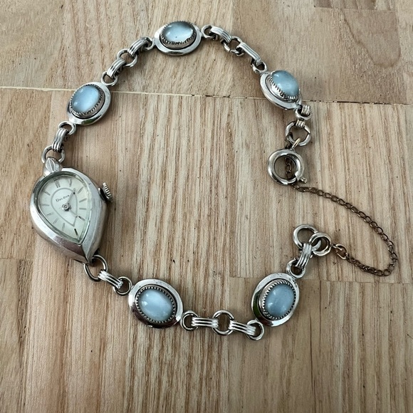Vintage Bulova ladies teardrop shaped white gold filled mechanical watch - Picture 1 of 13